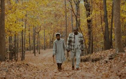 La joven descubre gracias a una pizarra con letras que puede comunicarse con sus padres. A partir de ese entonces, iniciará un nuevo camino de resiliencia