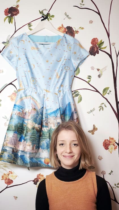 La joven diseñadora, con uno de sus diseños inspirados en el trabajo de El Bosco, de fondo