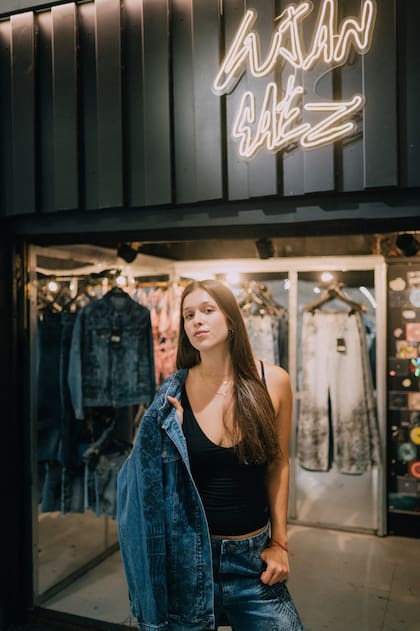 La joven diseñadora lanzó su marca propia inspirada en piezas únicas de jean, pensadas para que cada mujer se sienta única y especial