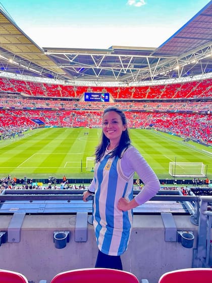 La joven disfrutó de la Finalissima entre la Argentina e Italia que tuvo en el Estadio de Wembley