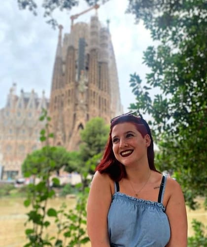 La joven emigró a Barcelona, en España