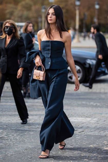 La joven es, además de modelo y actriz, una influencer que marca tendencia. En la imagen se la puede ver con un conjunto de Dior en las calles de París