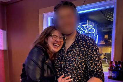 La joven es alérgica a algún componente de la ropa u hogar de su novio, pero aún no identificó a qué