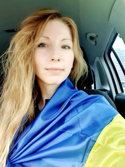 La joven escritora Victoria Amelina estaba junto a corresponsales colombianos cuando fue impactada por los misiles que la hirieron de gravedad