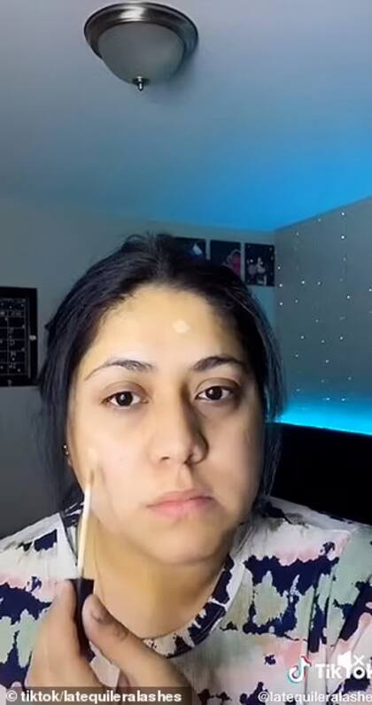 La joven explicó que tenía que maquillarse para ir a trabajar porque si no, sus compañeros la criticaban porque "parecía una muerta" (Crédito: TikTok/@latequileralashes)