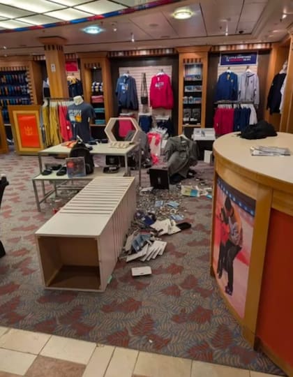 La joven filmó como todo comenzó a caerse dentro del barco