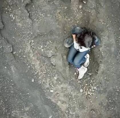 La joven fue captada por imágenes de drones pero no lograron llegar a ella