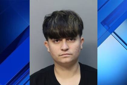 La joven fue encontrada dormida en una silla en el vestíbulo con la propiedad robada, indica el informe del arresto