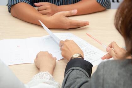 La joven había preparado una carpeta con documentos, pero no tuvo oportunidad de presentarlos