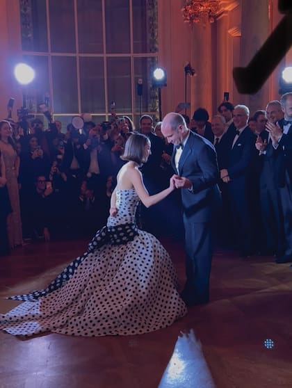 La joven hace una reverencia a su padre, Gerrit Lansing, antes de bailar juntos el vals rodeados por las otras debutantes y los invitados
