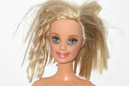 La joven Jessy Ratfink contó la experiencia paso a paso y dijo que lo primero que hizo fue comprar una muñeca Barbie en una casa de segunda mano y luego demacrar su rostro, de acuerdo con el mal momento que atraviesa
