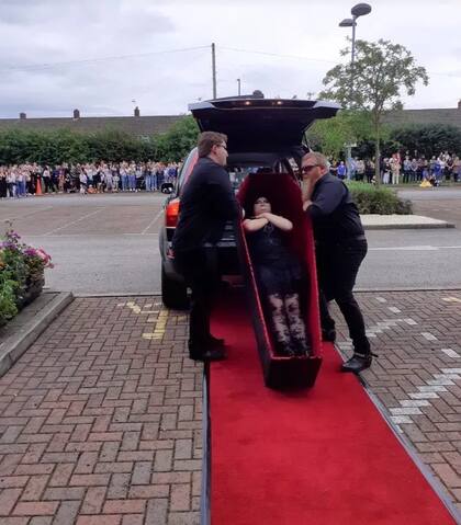 La joven llegó en un féretro