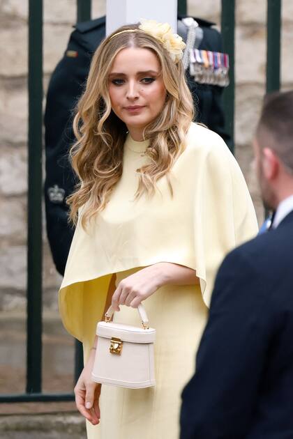 La joven lució un vestido con capa en amarillo pálido de la firma neoyorquina Markarian, la misma que la vistió para la asunción presidencial de su abuelo, en 2021.