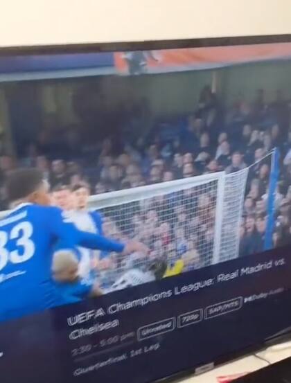 La joven mostró el televisor que encontraron en la calle