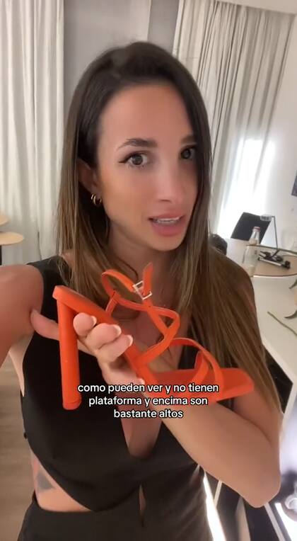 La joven mostró los zapatos que usó en la esperada noche