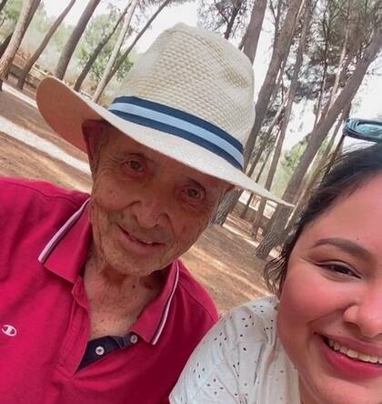 La joven muestra la vida diaria cuidando al hombre de 92 años
