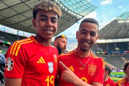 La joven promesa del Barcelona, Lamine Yamal, junto a su padre Mounir Nasraoui