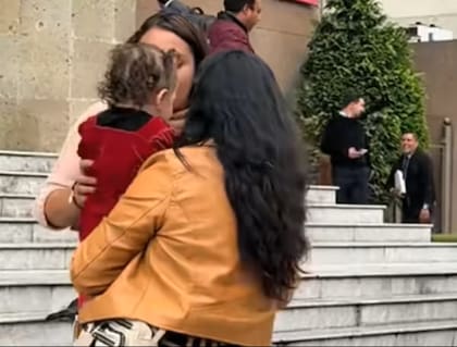 La joven recibió el apoyo de su familia.