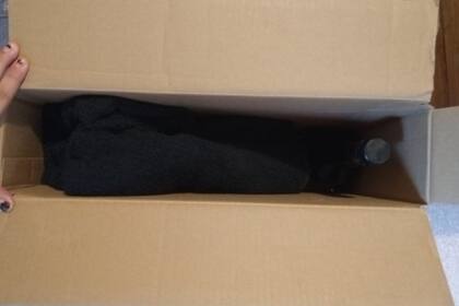 La joven recibió el paquete el viernes pasado pero recién la abrió el lunes para llevarse el chasco de encontrar una botella de licor en lugar de su computadora