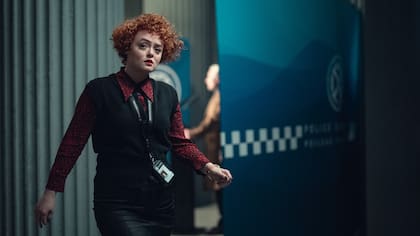 La joven Rose (Leah Byrne), una de las agentes que se suma al especial departamento de investigación de Matthew Goode