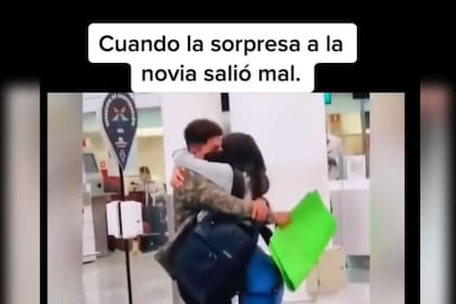 La joven saltó a los brazos de otro hombre (Captura video)