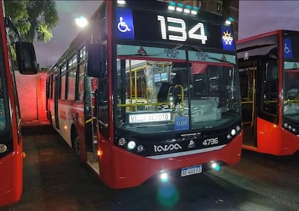 La joven se bajaba de un colectivo de la línea 134, cuando cayó sobre el asfalto y fue atropellada.