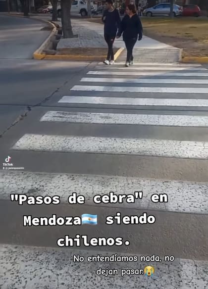 La joven se encontraba junto a sus padres al momento de cruzar la calle