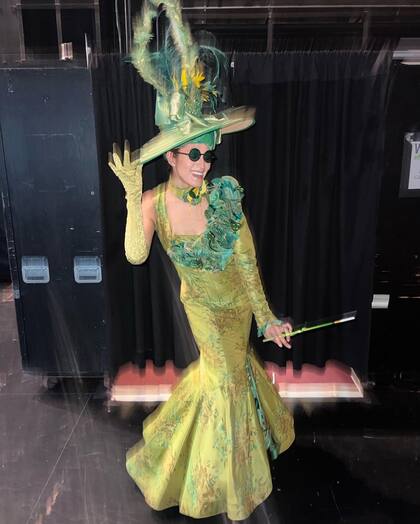 La joven se graduó en danza y medios en Marymount Manhattan College y ya contaba con experiencia profesional junto a artistas como The Weeknd y Rosalía, además de apariciones en películas, comerciales y premiaciones