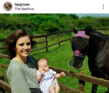 La joven se luce con su bebé rodeada de animales y en un campo lleno de naturaleza