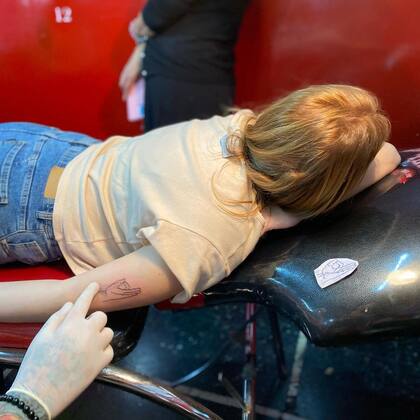 La joven se tatuó el icónico gesto de idea que hacía el actor (Foto: Instagram @lauritacooks)