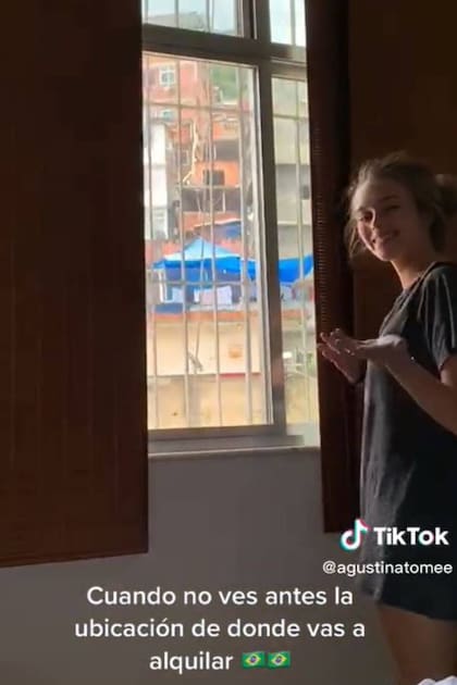 La joven se tomó con calma y con risas su sorpresa en la habitación de Río de Janeiro