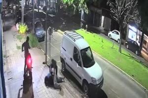 Uno la arrastró por la vereda y la golpeó: brutal ataque de motochorros a una joven en La Plata