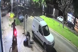 Uno la arrastró por la vereda y la golpeó: brutal ataque de motochorros a una joven en La Plata