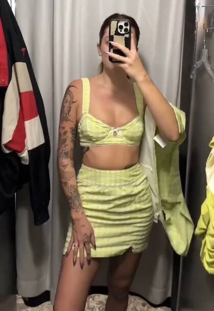 La joven también halló un juego de tres piezas For Love & Lemons, disponible en la tienda de segunda mano por US$50