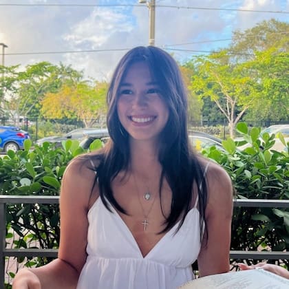 La joven visitaba a sus padres cuando ocurrió el choque, que hizo que el vehículo se incendiara y dejara a los cuatro ocupantes atrapados al fallar las puertas eléctricas