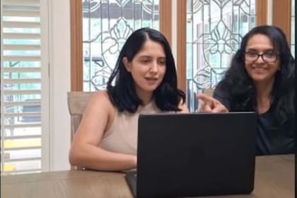 La joven y su mamá, durante la búsqueda laboral
