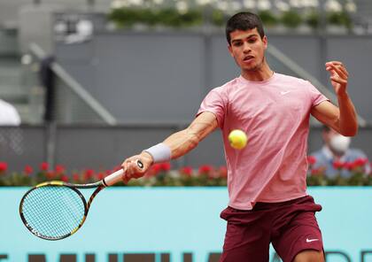 La joya española de 17 años, Carlos Alcaraz, debutó en el Masters 1000 de Madrid, venció al francés Adrian Mannarino y el miércoles se medirá con su ídolo: Rafa Nadal.
