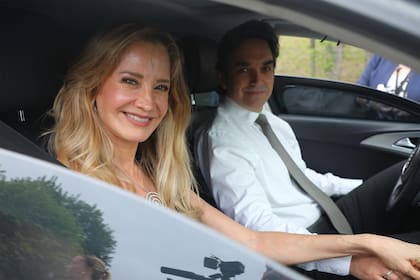 La joyera Roxana Zarecki, creadora de la diadema que Milagros lució en su boda, y su esposo, Sebastián Bagó