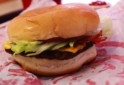 La "Jr. Bacon Cheeseburger" de Wendy´s, compuesta por carne fresca británica, queso americano, lechuga, tomate y mayonesa Heins