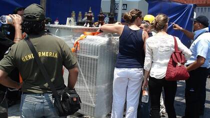 La jueza Arroyo Salgado (de camisa blanca, de espaldas), junto a los transformadores