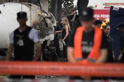 La jueza Arroyo Salgado observa el avión siniestrado