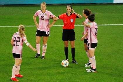 la jueza coreana Ty Hiang Ok es advertida por el VAR.