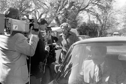 La jueza de instrucción María Romilda Servini de Cubría llega a la casa de los Puccio