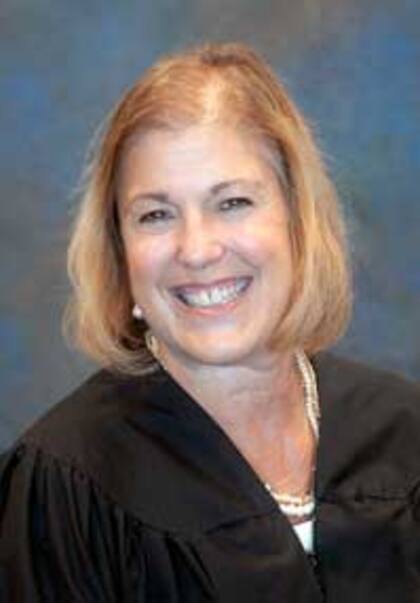 La jueza del condado de Lake, Randie Bruno, le permitió a Mendoza-Gonzalez permanecer en libertad mientras enfrenta el proceso judicial