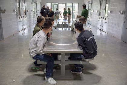 La jueza federal Stephanie Gallagher había ordenado explícitamente que Cristian permaneciera en Estados Unidos, pero las autoridades lo deportaron igualmente al Cecot