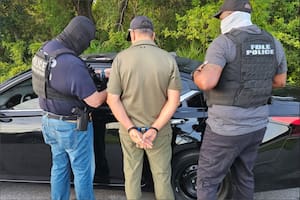 La jueza federal Sunshine Sykes certificó una clase amplia de migrantes que cuestionaron la política de detención automática del DHS, lo que abre la posibilidad de que puedan reclamar una audiencia de fianza.