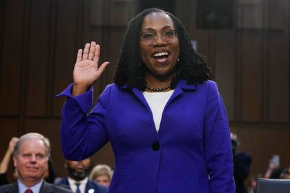 La jueza Ketanji Brown Jackson, postulada para la Corte Suprema, presta juramento antes de declarar ante la Comisión Judicial del Senado, 21 de marzo de 2022