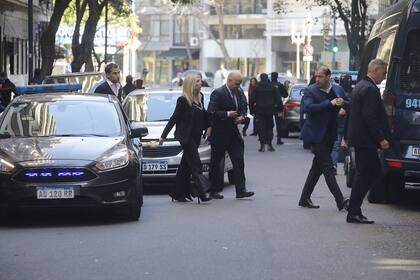 La Jueza María Eugenia Capuchetti llega al edificio donde vive Cristina Fernández de Kirchner