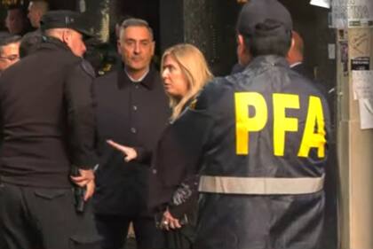 La jueza María Eugenia Capuchetti al llegar a la casa de Cristina Kirchner