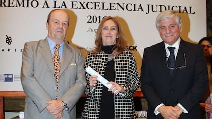 La jueza Paula Hualde, escoltada por Ignacio González García y Diego Bunge